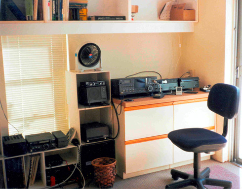 The Icom "Classic" station, 1995 - 1999. Click for spectrum scope screen. Photo copyright 1996 A. Farson.