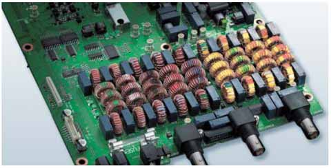 Fig 5. IC-7700 RF BPF bank. Note the large toroidal coils. Image courtesy I0GEJ.